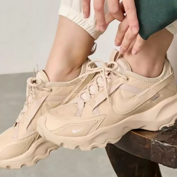 Nike Womens TC 7900 Sanddrift Walking Hiking Shoe HF1055-133 Women’s Size 7 - Picture 1 of 13